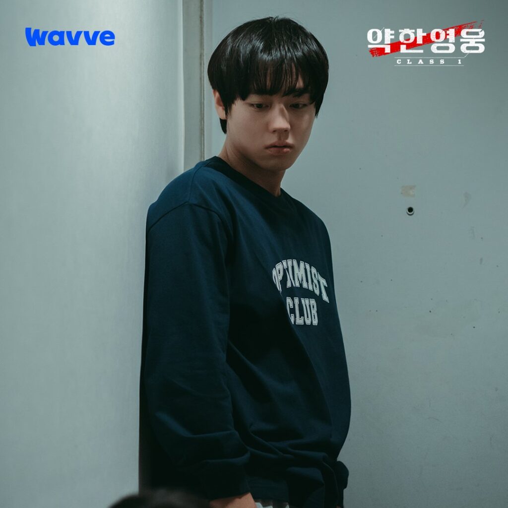 Screenshot from Weak Hero Class 1 showing Si-eun looking at Su-ho who mistakenly delivered to his house / Source: Weak Hero Class 1, Wavve/Netflix